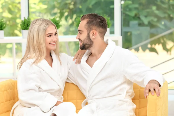 Young Liefdevolle Paar Badjassen Ontspannen Sofa — Stockfoto