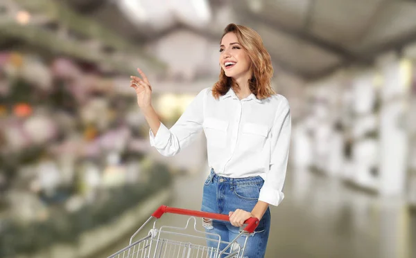 Ung Kvinna Med Vagn Shopping Stormarknad — Stockfoto
