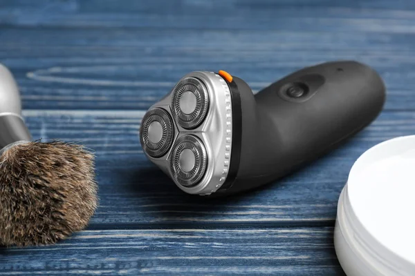 Máquina de afeitar eléctrica para hombre y cepillo de peluquería sobre fondo de madera —  Fotos de Stock