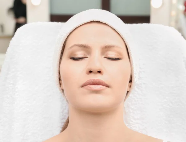 Mujer con cejas naturales — Foto de Stock