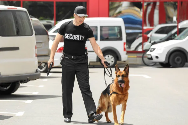 Guarda de segurança com cão — Fotografia de Stock