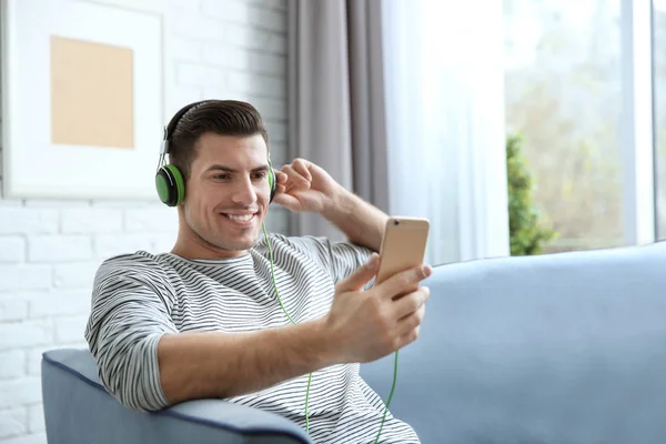 Ontspannen Jongeman Luisteren Naar Muziek Thuis — Stockfoto