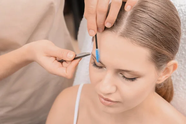 Mujer sometida a procedimiento de corrección de cejas — Foto de Stock