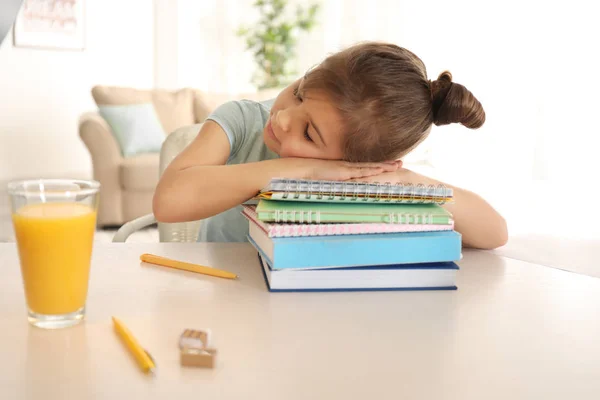 Slapende meisje moe van het doen van huiswerk binnenshuis — Stockfoto