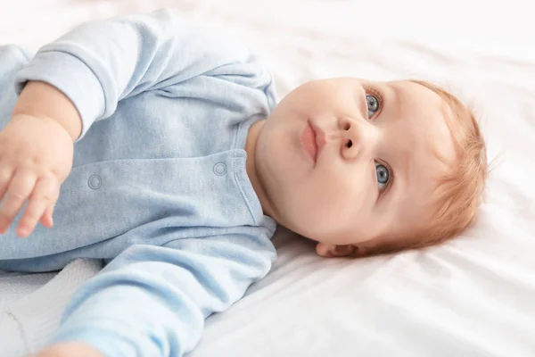 Mignon petit bébé couché sur le lit — Photo