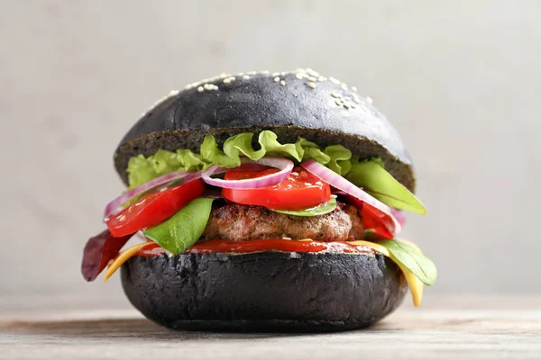 Leckerer Burger mit Schwarzbrötchen — Stockfoto