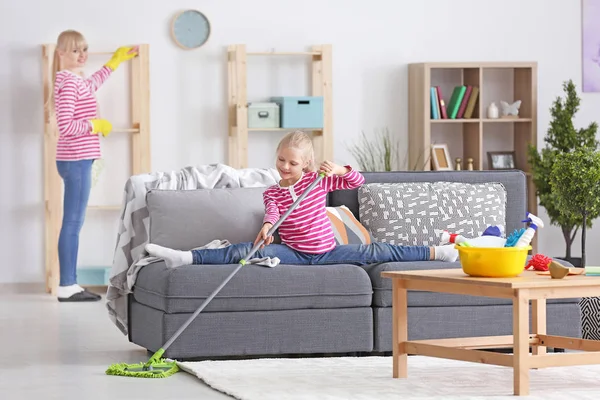 Bambina Sua Madre Puliscono Casa — Foto Stock