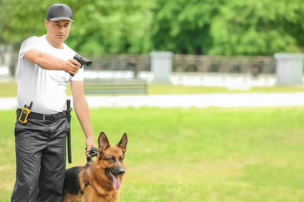 Penjaga Keamanan Dengan Anjing — Stok Foto