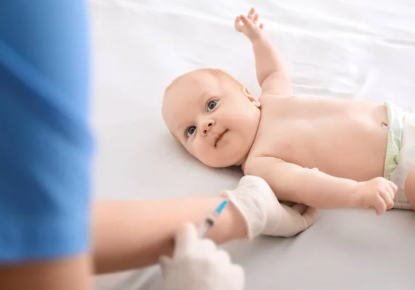 Doutor vacinando pequeno bebê no hospital — Fotografia de Stock