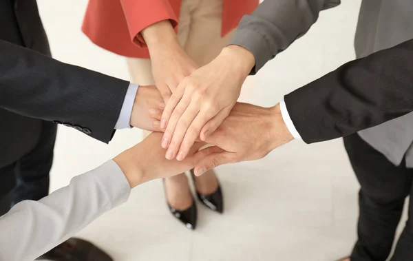 Grupo Pessoas Unindo Mãos Como Símbolo Unidade — Fotografia de Stock