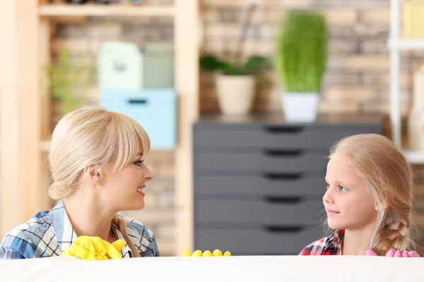 Kleines Mädchen Und Ihre Mutter Spielen Hause Beim Aufräumen — Stockfoto