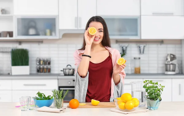 Młoda kobieta przygotowania lemoniady — Zdjęcie stockowe