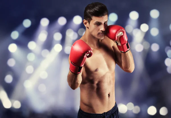 男子拳击手套和聚光灯背景下的年轻人 — 图库照片