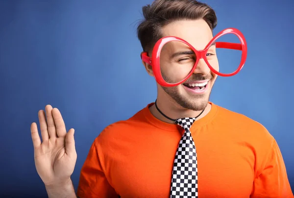 Jeune homme dans des lunettes drôles — Photo