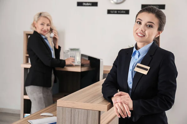 Портье в гостинице женщина. Администратор службы размещения. Сотрудники ресепшн в гостинице. Обучение на администратора гостиницы. Работники отеля.