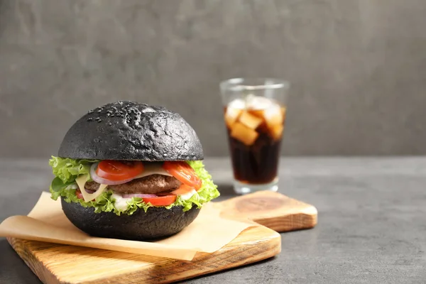 Sabrosa hamburguesa con pan negro — Foto de Stock