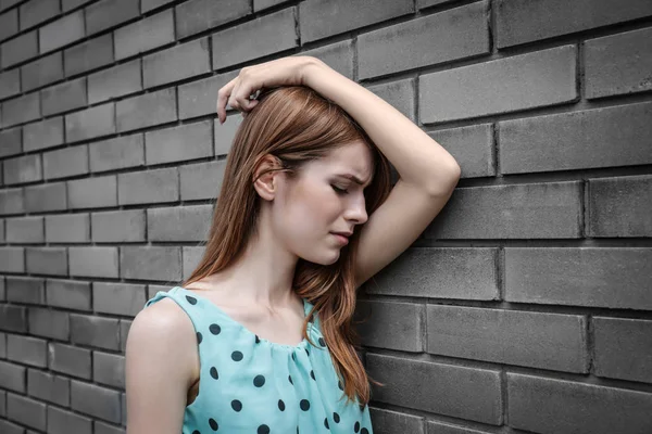 Depressieve Jonge Vrouw Buurt Van Bakstenen Muur — Stockfoto