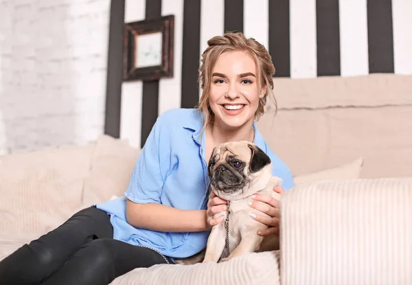 Mujer Joven Con Lindo Perro Pug Sofá Casa Adopción Mascota — Foto de Stock