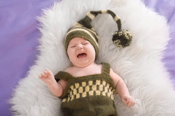Aranyos kis bébi manó jelmez feküdt a szőr, felülnézet — Stock Fotó