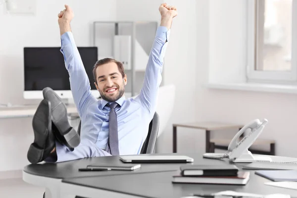 Zakenman ontspannen in office — Stockfoto