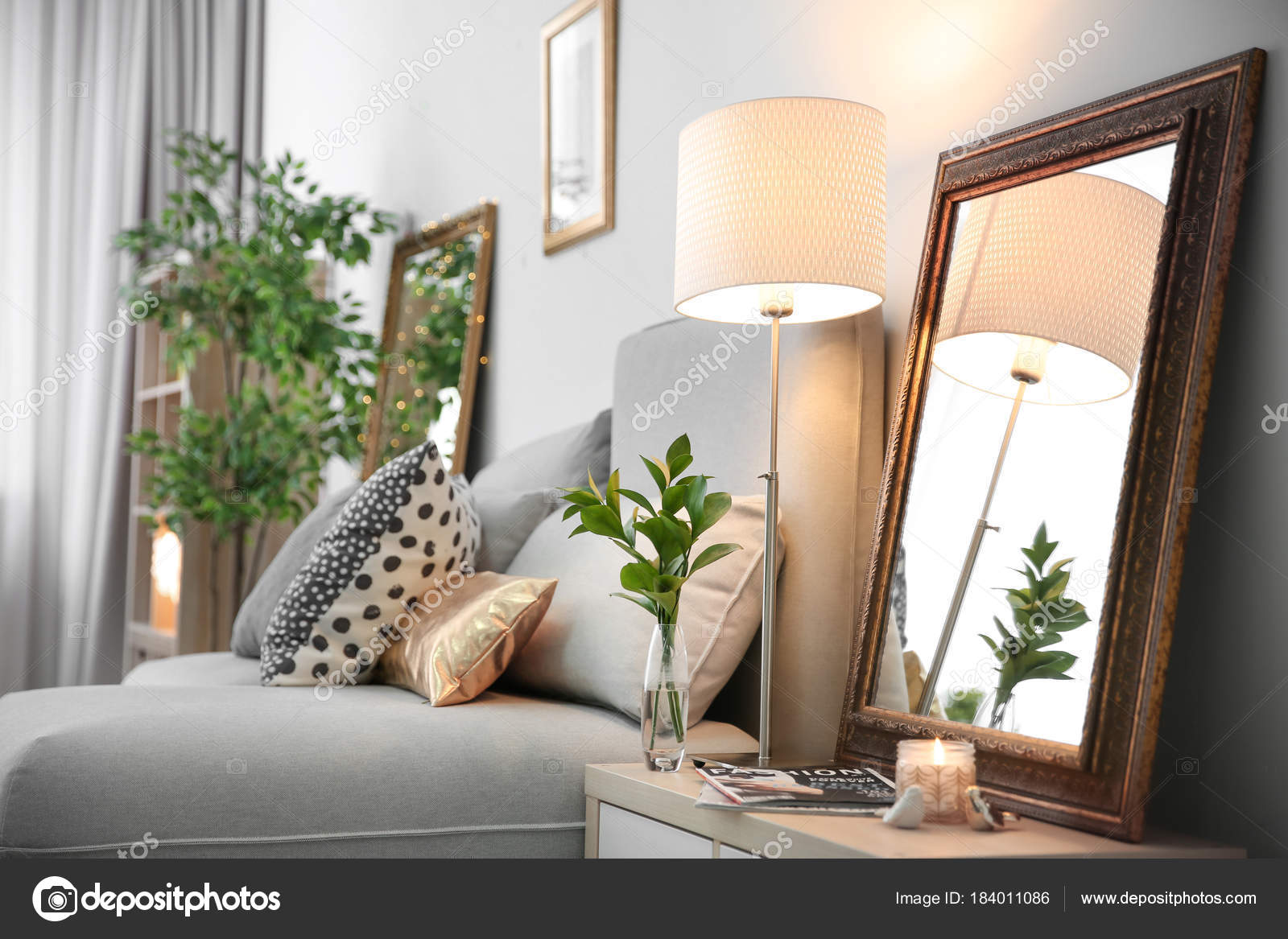 Elegante Kamer Interieur Met Spiegel Het Nachtkastje — Stockfoto ... Elegante Kamer Interieur Met Spiegel Het Nachtkastje — Stockfoto ...