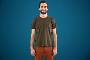 Genç adam şık tişört 