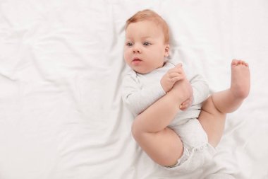 Yatakta uzanmış, güzel bir bebek.