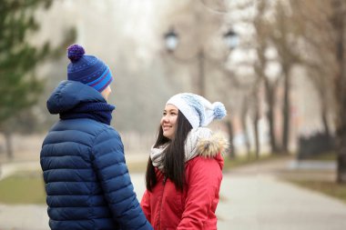 Açık havada sıcak giysiler içinde şirin çift