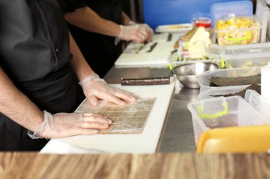 Restoranda suşi rulo yapma Şef