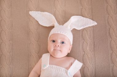 Şirin Bebek bunny kostüm ekose, en iyi görünümü üzerinde yalan