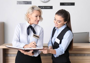 Kadın resepsiyonist otel stajyer öğretim