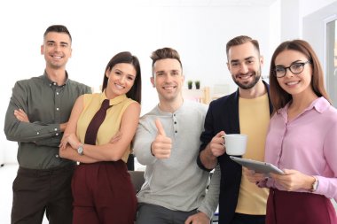 Genç iş işçilerin ofiste grup