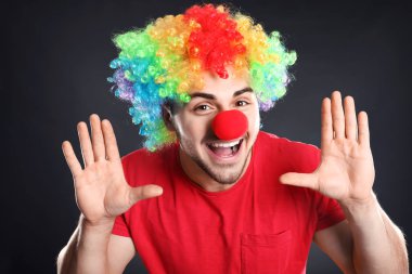 Genç adam komik kılık 