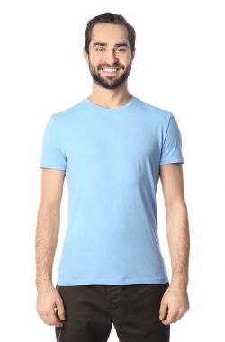 Genç adam şık tişört