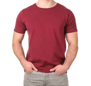 Beyaz arka plan üzerinde şık tişört genç adam. Mockup tasarım için