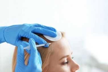 Genç kadın Kliniği, portre saç sorun alıcı enjeksiyon ile