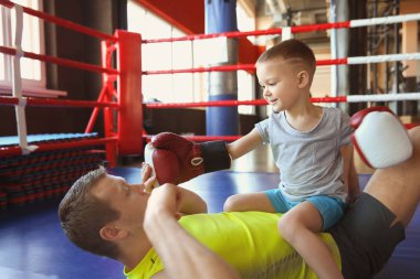 Küçük çocuk boks ringde Koç ile eğitim