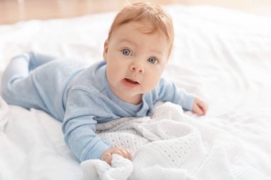 Yatakta uzanan tatlı bebek.