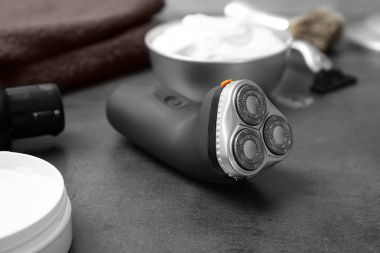 Adam masada için Elektrikli tıraş makinesi