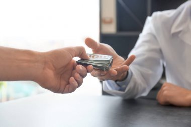 Doktor alan rüşvet işyerinde hastadan