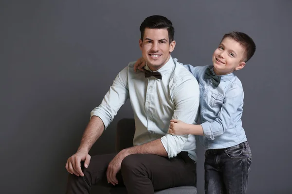 Стильний батько і син — стокове фото