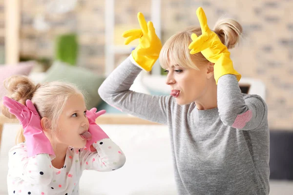 Liten Flicka Och Hennes Mamma Som Spelar Vid Rengöring Upp — Stockfoto