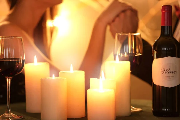 Velas Ardientes Vino Mesa Creando Ambiente Romántico Para Pareja Amorosa —  Fotos de Stock