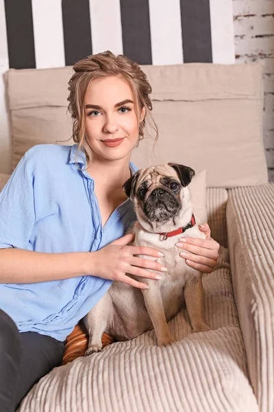 Mladá Žena Roztomilý Pug Psa Gauči Doma Chovat Jako Bavlnce — Stock fotografie