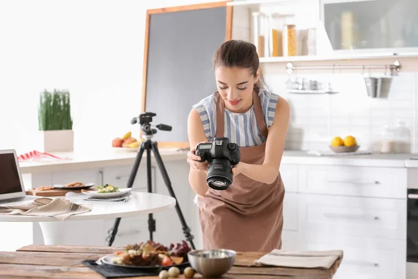 Mladá Žena Profesionálním Fotoaparátem Fotit Zátiší Kuchyni — Stock fotografie