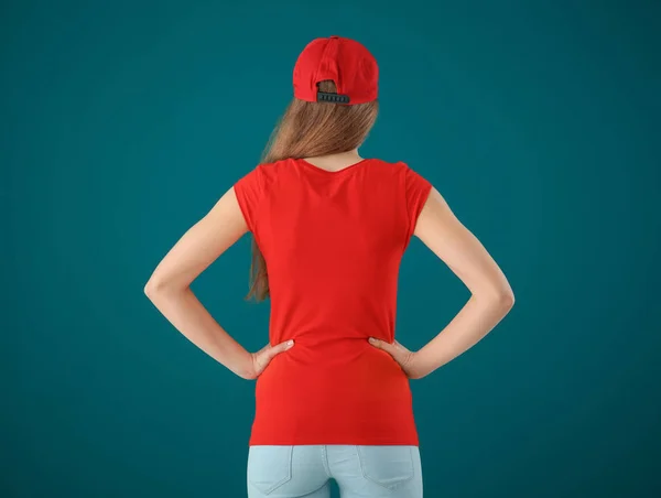 穿着时髦 T恤衫的年轻女士在彩色背景上 设计样机 — 图库照片
