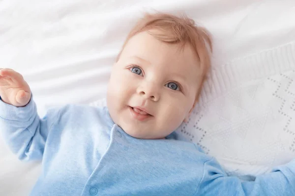 Cute little baby lying on bed, top view — Stock Photo, Image