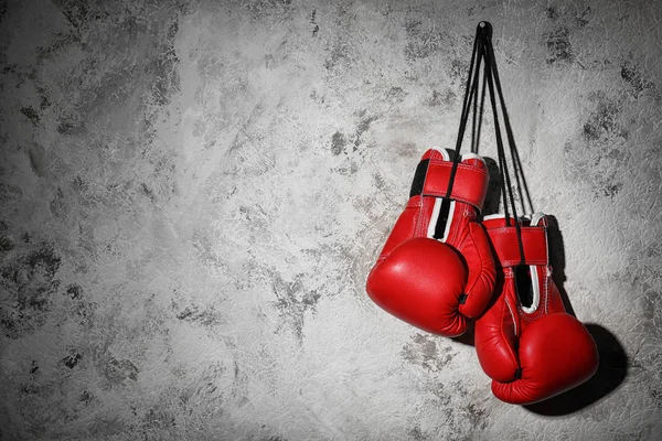 Gants de boxe sur gris — Photo