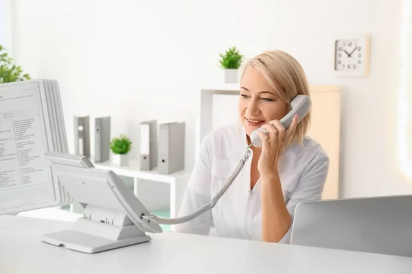 Recepcionista Sexo Feminino Que Trabalha Hospital — Fotografia de Stock