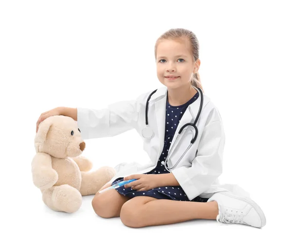 Маленькая девочка в форме доктора — стоковое фото